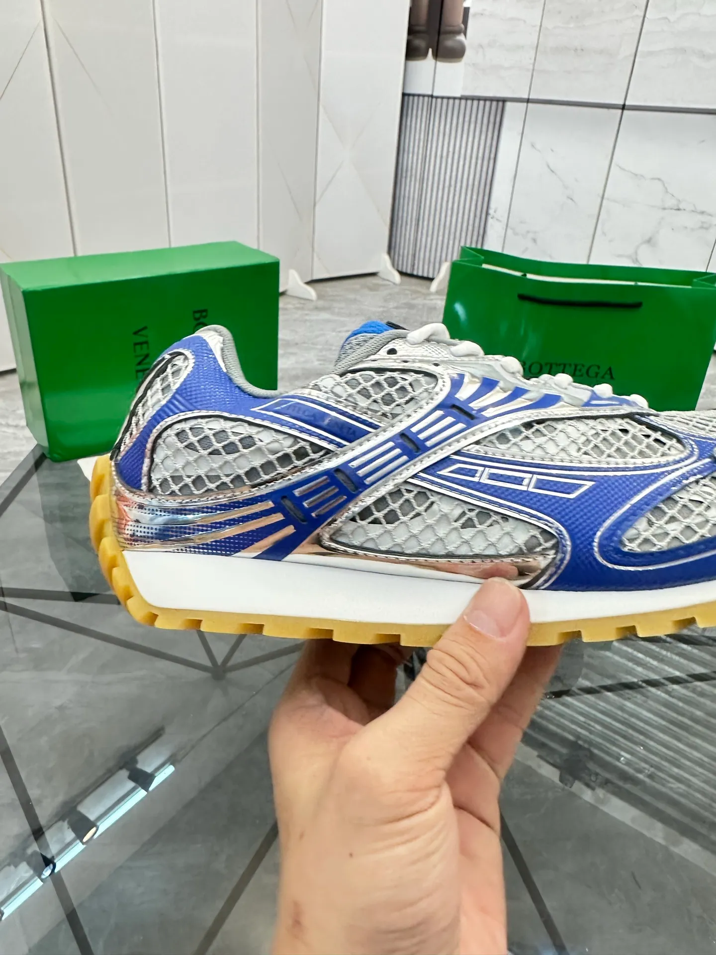 Factory men's shoes 💰: 620💰 (top version) BV Orbit sneakers Wang Yibo's same style couple's dad shoes Runner sneakers, made of lightweight technical mesh fabric. Matched with geometric pattern designed rubber outsole Wang Zha series high version Look for the package craftsmanship The actual height is much higher, but the legs are still slim. Very nice and playable and durable Matching to the standard 💯 Package shoe technology Look for the high version The outsole is made of color-blocked TPU outsole Women's model 35 36 37 38 39 40 41 (40 41 customized) Men's model 38 39 40 41 42 43 44 45. (Customized size 38 45.46) No. H345